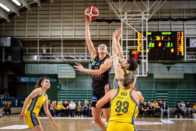 Basketball Berlin 15 04 2025 Season 2024 2025 Toyota Womens Basketball Bundesliga 1 Bundesliga Playoffs Semifinal Game 5 Alba Berlin Saarlouis Royals Gabija Meskonyte Saarlouis, No 17 Stefanie Grigoleit Alba, No 02