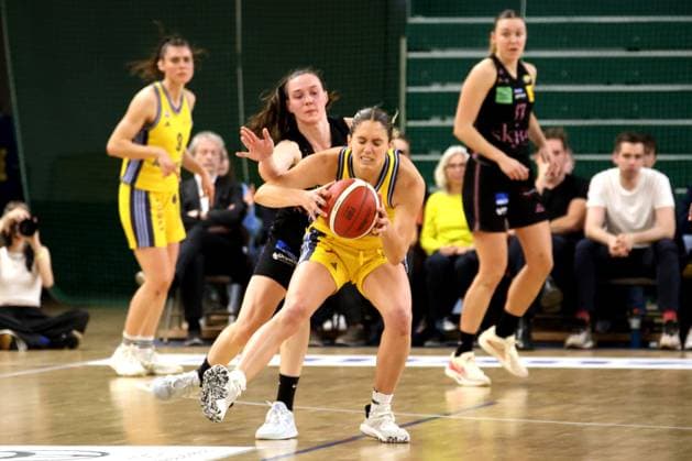 DEU, easyCredit DBBL, ALBA vs SAARLOUIS ROYALS, 15 04 2025, Soemmeringhalle, Berlin, DEU, easyCredit DBBL, ALBA vs SAARLOUIS ROYALS, in the picture Emily Kiser ALBA Berlin 33 , Marusa Senicar Saarlouis 7 Foto Juergen Engler nordphoto GmbH nordphotoxGmbHx xEngler nph00076
