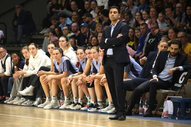 DEU, easyCredit DBBL, ALBA vs SAARLOUIS ROYALS, 15 04 2025, Soemmeringhalle, Berlin, DEU, easyCredit DBBL, ALBA vs SAARLOUIS ROYALS, in the picture head coach Cristo Cabrera ALBA Berlin , ALBA players bench photo Juergen Engler nordphoto GmbH nordphotoxGmbHx xEngler nph00076