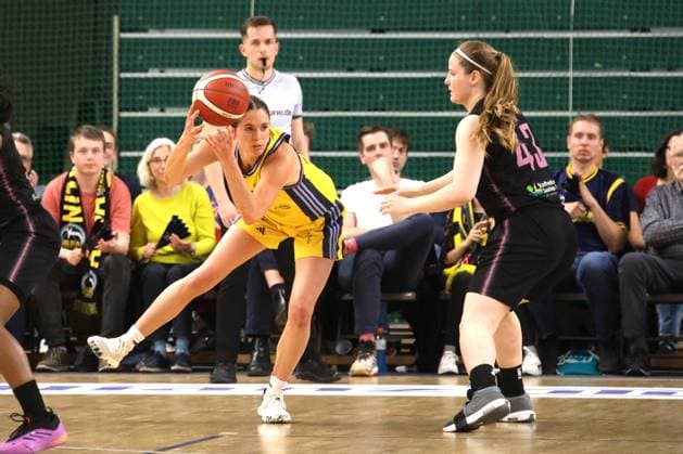 DEU, easyCredit DBBL, ALBA vs SAARLOUIS ROYALS, 15 04 2025, Soemmeringhalle, Berlin, DEU, easyCredit DBBL, ALBA vs SAARLOUIS ROYALS, in the picture Emily Kiser ALBA Berlin 33 , Hayley Nicole Frank Saarlouis 43 Foto Juergen Engler nordphoto GmbH nordphotoxGmbHx xEngler nph00076