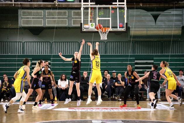DEU, easyCredit DBBL, ALBA vs SAARLOUIS ROYALS, 15 04 2025, Soemmeringhalle, Berlin, DEU, easyCredit DBBL, ALBA vs SAARLOUIS ROYALS, in the picture Lena Gohlisch ALBA Berlin 12 , Marusa Senicar Saarlouis 7 Foto Juergen Engler nordphoto GmbH nordphotoxGmbHx xEngler nph00076