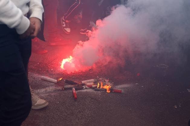 Aston Villa gegen PSG 15. April 2025, Aston Champions League Fußball, Viertelfinale, Rückspiel Aston Villa gegen Paris Saint Germain Schwindende und gelöschte Fackeln auf der Straße Foto Charlotte Wilson Abseits Aston UK  Copyright: xCharlottexWilsonx xOffsidexOffside