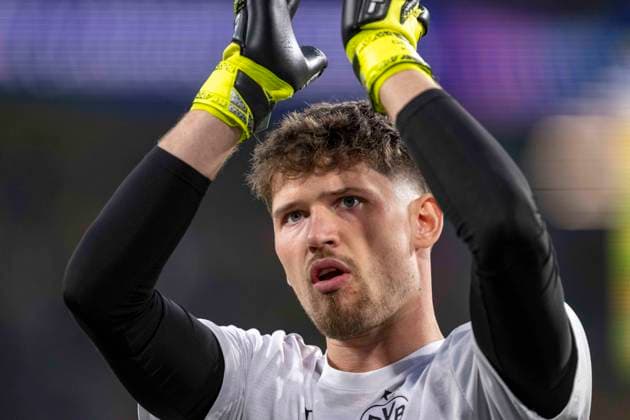 15 04 2025, Borussia Dortmund vs FC Barcelona, UEFA Champions League, quarter-final, second leg Dortmund goalkeeper Gregor Kobel warms up Important note In accordance with UEFA regulations, it is prohibited to use or allow the use of photographs taken in the stadium and or of the match in the form of sequential images and or video-like photo series Copyright: xDavidxInderliedx