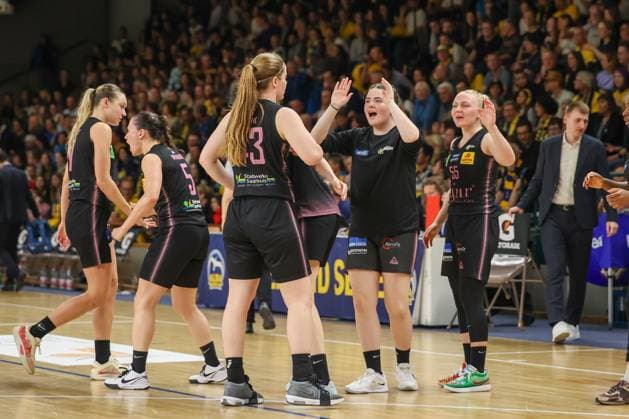 Team Saarlouis after the point win Alba Women against Saarlouis Royals , 1 Bundesliga, DBBL Playoffs, Semifinal 5 Game, 15 04 2025 Berlin Berlin Germany Copyright: xFootbowl ThomasxSobotzkix