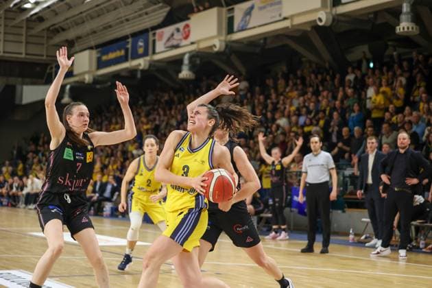 Theresa Simon Alba Berlin Women, 03 settles with the ball, Alba Women vs Saarlouis Royals , 1 Bundesliga, DBBL Playoffs, Semifinal 5 Game, 15 04 2025 Berlin Berlin Germany Copyright: xFootbowl ThomasxSobotzkix
