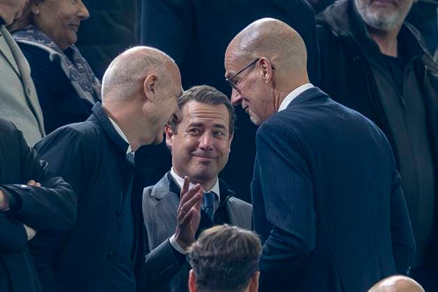 15 04 2025, Borussia Dortmund vs FC Barcelona, UEFA Champions League, quarter-final, second leg DFB President Bernd Neuendorf l r , Dortmunds Managing Director Lars Ricken and Carsten Cramer talk Important note In accordance with UEFA regulations, it is prohibited to use or have used photographs taken in the stadium and or of the match in the form of sequential images and or video-like photo series Copyright: xDavidxInderliedx