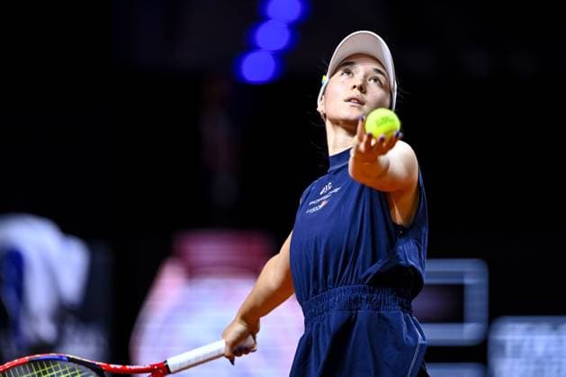 Eva Lys Germany in action, on the ball, singles action during the match between Eva Lys Germany vs Jasmine Paolini Italy during the Porsche Tennis Grand Prix Stuttgart 2025 Day 2 at the Porsche Arena on April 15, 2025 in Stuttgart, Germany, Germany Photo by Harry Langer DeFodi Images Eva Lys Germany controls the Ball at the match between Eva Lys Germany vs Jasmine Paolini Italy during the Porsche Tennis Grand Prix Stuttgart 2025 Day 2 at Porsche Arena on April 15, 2025 in Stuttgart, Germany Photo by Harry Langer DeFodi Images Photo by Harry Langer DeFodi Images