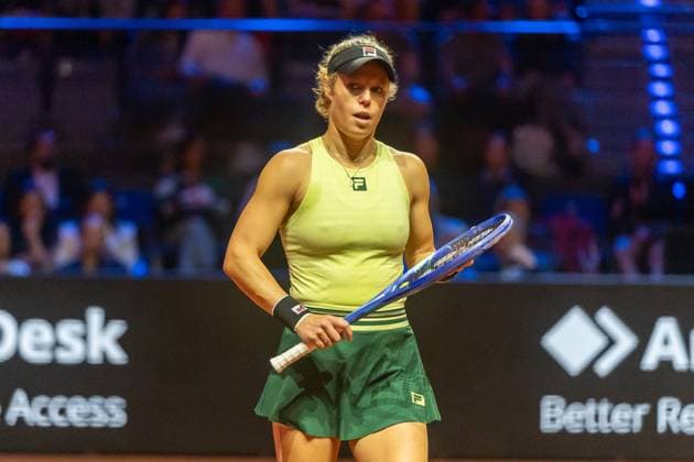 Laura Siegemund looks to her coach, Jule Niemeier vs Laura Siegemund, Tennis, Porsche Tennis Grand Prix, Center Court, Womens Singles, Round of 16, Season 2025, 15 04 2025, Jule Niemeier vs Laura Siegemund, Tennis, Porsche Tennis Grand Prix, Center Court, Womens Singles, Round of 16, Season 2025, 15 04 2025, Stuttgart Copyright: xEibner-Pressefoto EdwardxCheungx EP_ECG