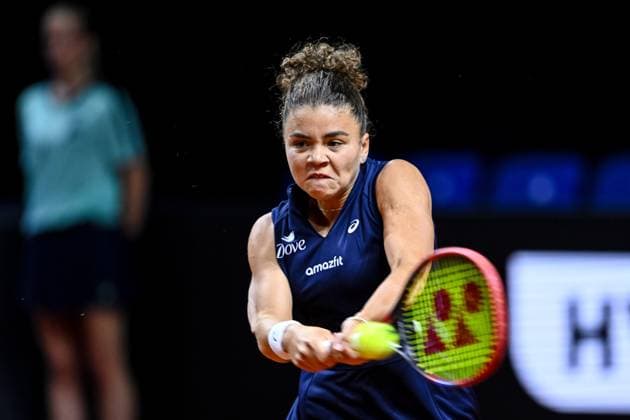 Jasmine Paolini Italy in action, on the ball, singles action during the match between Eva Lys Germany vs Jasmine Paolini Italy during the Porsche Tennis Grand Prix Stuttgart 2025 Day 2 at Porsche Arena on April 15, 2025 in Stuttgart, Germany, Germany Photo by Harry Langer DeFodi Images Jasmine Paolini Italy controls the Ball at the match between Eva Lys Germany vs Jasmine Paolini Italy during the Porsche Tennis Grand Prix Stuttgart 2025 Day 2 at Porsche Arena on April 15, 2025 in Stuttgart, Germany Photo by Harry Langer DeFodi Images Photo by Harry Langer DeFodi Images