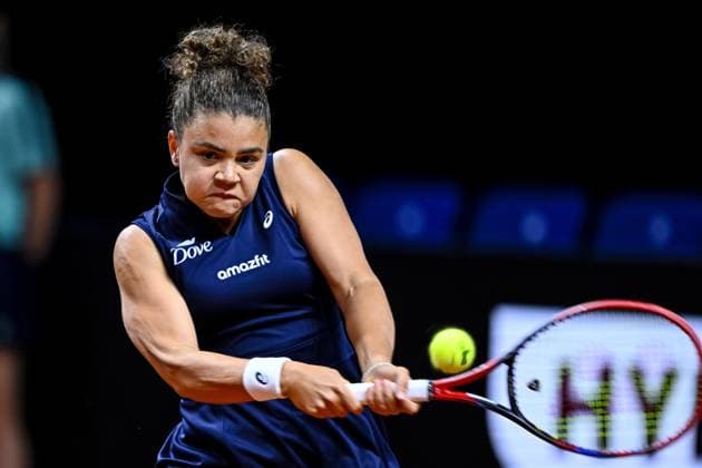 Jasmine Paolini Italy in action, on the ball, singles action during the match between Eva Lys Germany vs Jasmine Paolini Italy during the Porsche Tennis Grand Prix Stuttgart 2025 Day 2 at Porsche Arena on April 15, 2025 in Stuttgart, Germany, Germany Photo by Harry Langer DeFodi Images Jasmine Paolini Italy controls the Ball at the match between Eva Lys Germany vs Jasmine Paolini Italy during the Porsche Tennis Grand Prix Stuttgart 2025 Day 2 at Porsche Arena on April 15, 2025 in Stuttgart, Germany Photo by Harry Langer DeFodi Images Photo by Harry Langer DeFodi Images