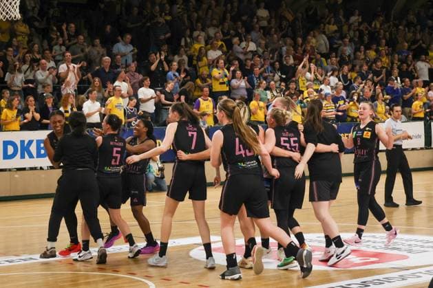 Saarlouis Royals win the semi-final, Alba Women vs Saarlouis Royals , 1 Bundesliga, DBBL Playoffs, Semifinal 5 Game, 15 04 2025 Berlin Berlin Germany Copyright: xFootbowl ThomasxSobotzkix