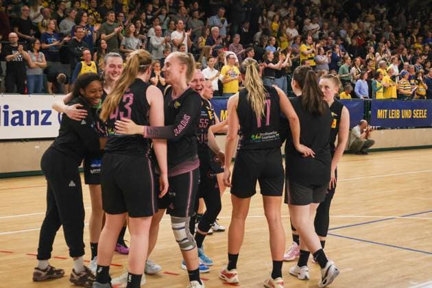 Saarlouis Royals win the semi-final,Alba Women vs Saarlouis Royals , 1 Bundesliga, DBBL Playoffs, Semifinal 5 Game, 15 04 2025 Berlin Berlin Germany Copyright: xFootbowl ThomasxSobotzkix