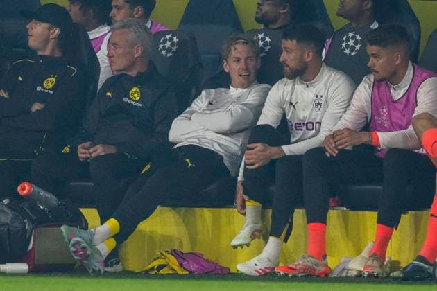 15 04 2025, Borussia Dortmund vs FC Barcelona, UEFA Champions League, quarter-final, second leg Dortmunds Julian Brandt is on the substitutes bench Important note In accordance with UEFA regulations, it is prohibited to use or have used photographs taken in the stadium and or of the match in the form of sequential images and or video-like photo series Copyright: xDavidxInderliedx