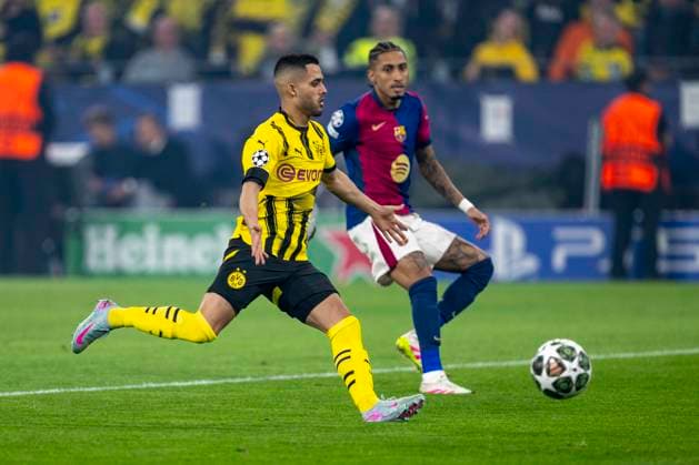 15 04 2025, Borussia Dortmund vs FC Barcelona, UEFA Champions League, quarter-final, second leg Dortmunds Yan Couto l and Barcelonas Raphinha fight for the ball Important note According to UEFA regulations, it is prohibited to use or have used photographs taken in the stadium and or of the match in the form of sequential images and or video-like photo series Copyright: xDavidxInderliedx