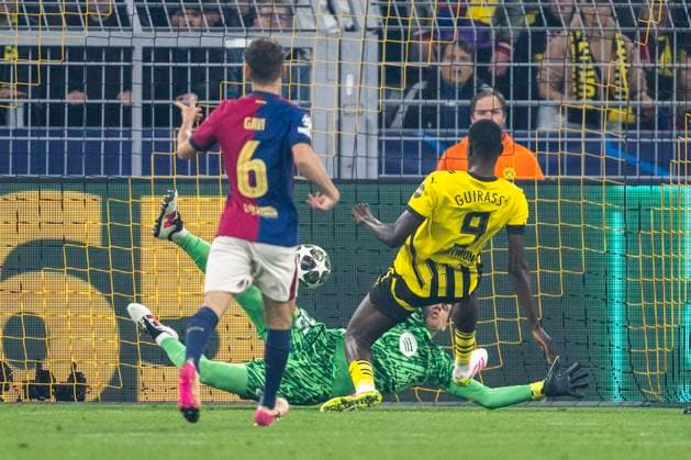 15 04 2025, Borussia Dortmund vs FC Barcelona, UEFA Champions League, quarter-final, second leg Dortmunds Serhou Guirassy misses a scoring chance against Barcelonas goalkeeper Wojciech Szczesny Important note In accordance with UEFA regulations, it is prohibited to use or have used photographs taken in the stadium and or of the match in the form of sequential images and or video-like photo series Copyright: xDavidxInderliedx