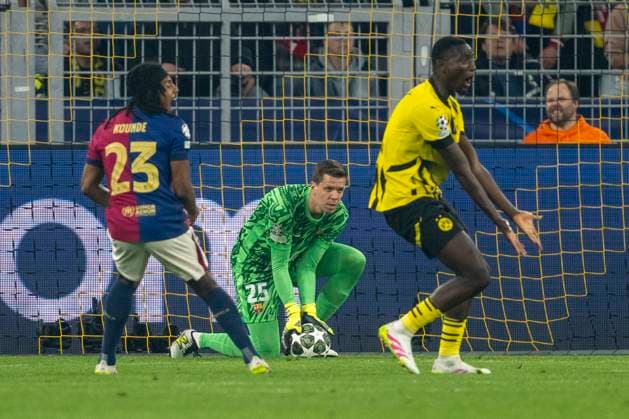15 04 2025, Borussia Dortmund vs FC Barcelona, UEFA Champions League, quarter-final, second leg Barcelonas goalkeeper Wojciech Szczesny holds the ball Important note In accordance with UEFA regulations, it is prohibited to use or have used photographs taken in the stadium and or of the match in the form of sequential images and or video-like photo series Copyright: xDavidxInderliedx