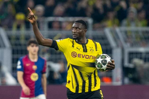 15 04 2025, Borussia Dortmund vs FC Barcelona, UEFA Champions League, quarter-final, second leg Dortmunds Serhou Guirassy celebrates after his goal to make it 1 0 Important note In accordance with UEFA regulations, it is prohibited to use or have used photographs taken in the stadium and or of the match in the form of sequential images and or video-like photo series Copyright: xDavidxInderliedx