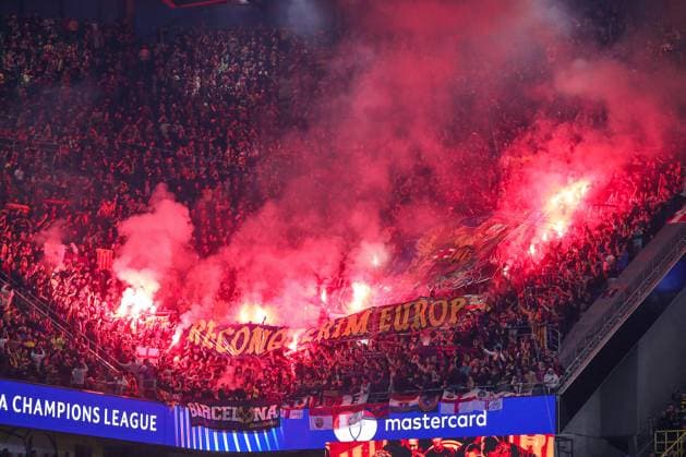 15 04 2025, Football, UEFA Champions League, Borussia Dortmund FC Barcelona, BVB Stadion, Quarter-final, Season 2024 2025 Pyrotechnics Bengal fire Choreo Choreography in the guest block Regulations prohibit any use of photographs as image sequences and or quasi video North Rhine-Westphalia Germany