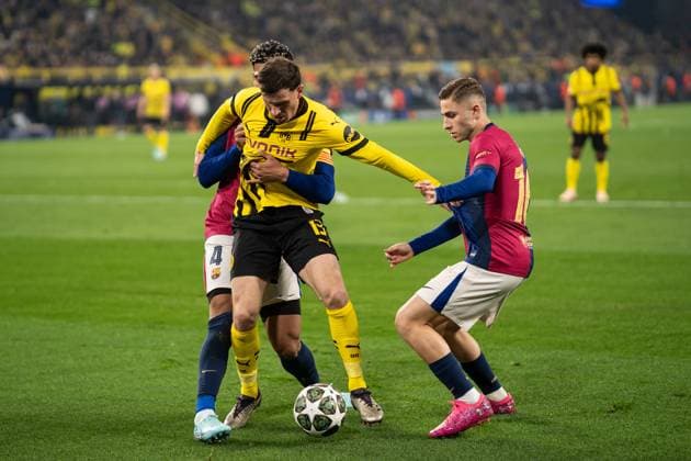 GER, UEFA Champions League, Borussia Dortmund vs FC Barcelona 15 04 2025, Signal Iduna Park, Dortmund, GER, UEFA Champions League, Borussia Dortmund vs FC Barcelona in picture duel between Pascal Gross BV Borussia Dortmund, 13 and Ronald Araujo Araujo FC Barcelona, 4 Fermin Lopez Fermin Lopez FC Barcelona, 16 nordphotoxGmbHxx xChristianxSchulze nph000300