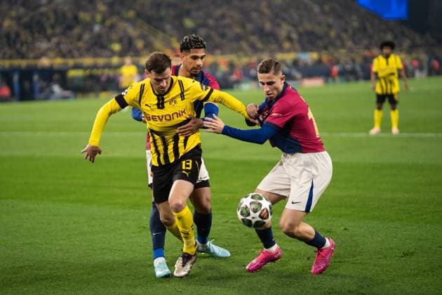 GER, UEFA Champions League, Borussia Dortmund vs FC Barcelona 15 04 2025, Signal Iduna Park, Dortmund, GER, UEFA Champions League, Borussia Dortmund vs FC Barcelona in picture duel between Pascal Gross BV Borussia Dortmund, 13 and Ronald Araujo Araujo FC Barcelona, 4 Fermin Lopez Fermin Lopez FC Barcelona, 16 nordphotoxGmbHxx xChristianxSchulze nph000300