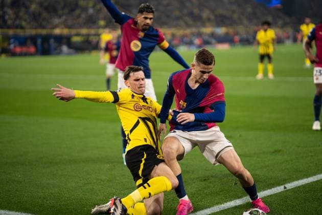 GER, UEFA Champions League, Borussia Dortmund vs FC Barcelona 15 04 2025, Signal Iduna Park, Dortmund, GER, UEFA Champions League, Borussia Dortmund vs FC Barcelona in picture duel between Pascal Gross BV Borussia Dortmund, 13 and Fermin Lopez Fermin Lopez FC Barcelona, 16 nordphotoxGmbHxx xChristianxSchulze nph000300