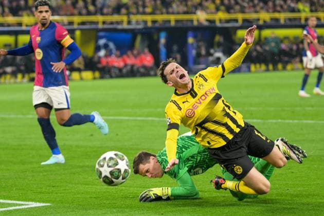 Soccer, Champions League, 20250415, BV Borussia Dortmund FC Barcelona Pictured from l Goalkeeper Wojciech SZCZESNY Barcelona, 25 , Pascal GROß Dortmund, 13 Foul Foul for penalty Dortmund Signal Iduna Park North Rhine-Westphalia Germany Copyright: Passion2Press MarkusxFischerx