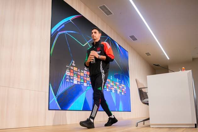 Arsenal FC press conference, PK, Pressekonferenz - UEFA Champions League 2024 25 Quarter Final Second Leg Mikel Arteta, head coach of Arsenal FC, is seen leaving the press conference ahead of their UEFA Champions League 2024 25 quarter final second leg match at Estadio Santiago Bernabeu on April 15, 2025 in Madrid, Spain. Madrid Estadio Santiago Bernabeu Madrid Spain Copyright: xAlbertoxGardinx AGardin_20250415_Football_Champions_Arsenal_PC_0473