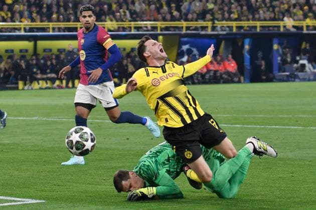 Wojciech Szczesny Barcelona 25 fouls Pascal Groß Dortmund 13 in the penalty area, penalty 15 04 2025 Soccer, Champions League, Borussia Dortmund vs FC Barcelona, Signal Iduna Park, Dortmund, Copyright: xpepphotox xHorstxMauelshagenx pep00321, pep_20250415_hm_4340