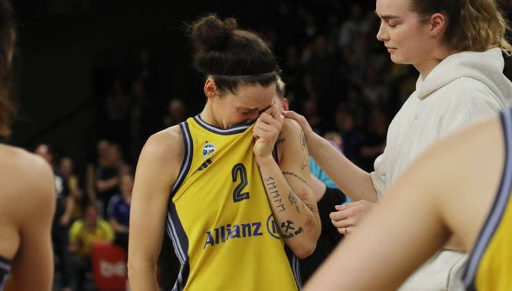 Stefanie Grigoleit, Alba womens team disappointed after the end of the game Disappointment Sport Basketball DBBL Bundesliga Womens Womens Playoff Semifinal 5 Game Season 2024 2025 15 04 2024 ALBA Berlin vs Saarlouis Royals