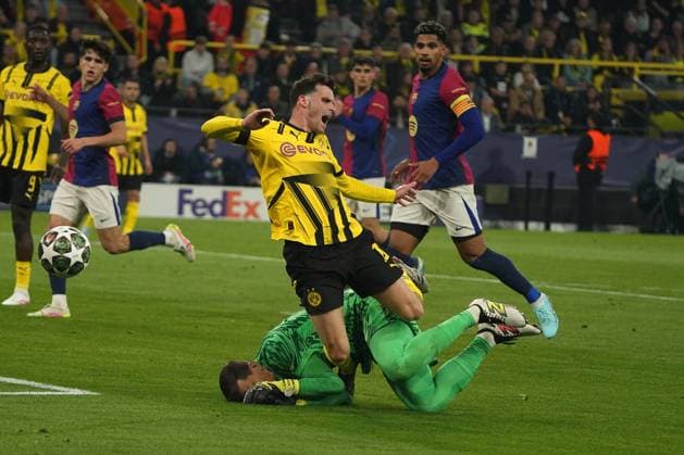 Football, UEFA Champions League 2024 2025, Borussia Dortmund vs FC Bacelona 15 04 2025 , Signal Iduna Park Dortmund Pascal Gross BVB is fouled by Wojciech Szczesny FC barcelona ,