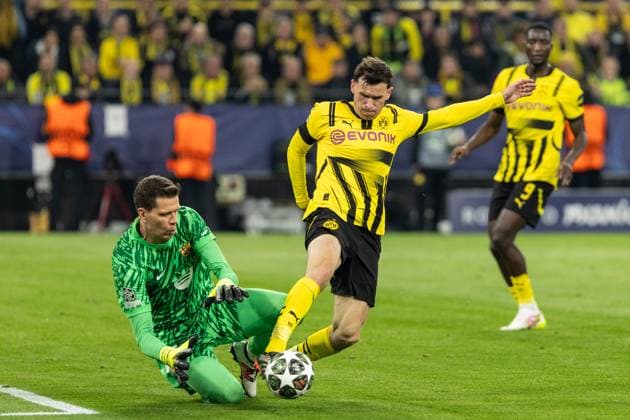 UEFA Champions League Borussia Dortmund FC Barcelona 15 04 2025 Wojciech Szczesny FC Barcelona, 25 , Pascal Gross Borussia Dortmund, 13 Foul in penalty area, penalty UEFA Champions League Borussia Dortmund FC Barcelona BVB Stadion Dortmund, Dortmund 15 04 2025 Copyright: xBEAUTIFULxSPORTS Buriakovx