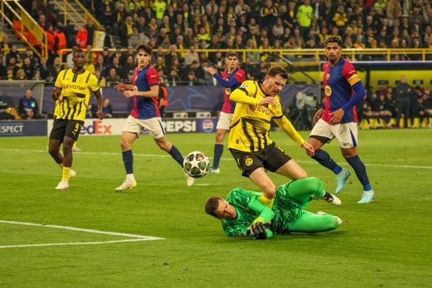 15 04 2025, xfanx, Soccer UEFA Champions League, Borussia Dortmund FC Barcelona v l Pascal Groß Gross Borussia Dortmund is saved by goalkeeper Wojciech Szczesny FC Barcelona , which gives a penalty for Borussia Dortmund DFL DFB REGULATIONS PROHIBIT ANY USE OF PHOTOGRAPHS as IMAGE SEQUENCES and or QUASI VIDEO Dortmund mfan
