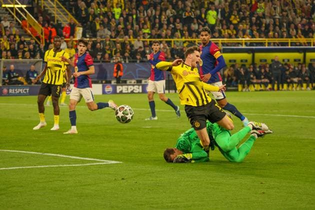 15 04 2025, xfanx, Soccer UEFA Champions League, Borussia Dortmund FC Barcelona v l Pascal Groß Gross Borussia Dortmund is saved by goalkeeper Wojciech Szczesny FC Barcelona , which gives a penalty for Borussia Dortmund DFL DFB REGULATIONS PROHIBIT ANY USE OF PHOTOGRAPHS as IMAGE SEQUENCES and or QUASI VIDEO Dortmund mfan