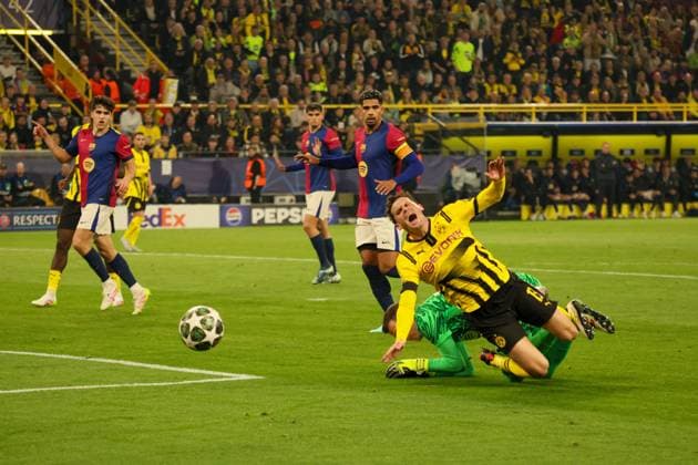 15 04 2025, xfanx, Soccer UEFA Champions League, Borussia Dortmund FC Barcelona v l Pascal Groß Gross Borussia Dortmund is saved by goalkeeper Wojciech Szczesny FC Barcelona , which gives a penalty for Borussia Dortmund DFL DFB REGULATIONS PROHIBIT ANY USE OF PHOTOGRAPHS as IMAGE SEQUENCES and or QUASI VIDEO Dortmund mfan