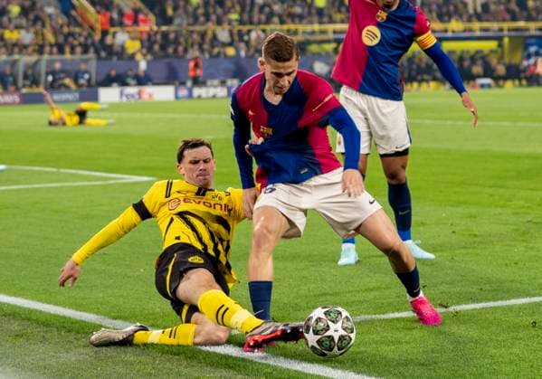 duel between Pascal Gross Groß Borussia Dortmund, 13 and Fermin Lopez FC Barcelona, 16 Borussia Dortmund vs FC Barcelona, Football, UEFA Champions League quarter-final second leg, 2024 2025 season, 15 04 2025 DFL regulations prohibit any use of photographs as image sequences and or quasi video Copyright: HMBxMedia xMarcoxBader