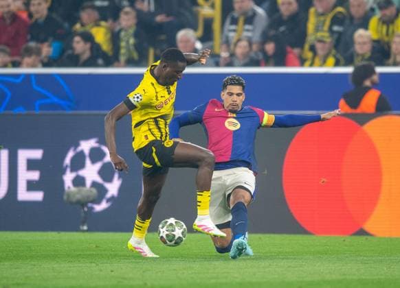 Soccer, Men, 2024 2025 season, Champions League quarter-final, second leg , Borussia Dortmund FC Barcelona, v l Serhou Guirassy Borussia Dortmund , Ronald Araujo FC Barcelona , 15 04 2025, Copyright: xSebastianxRäppold MatthiasxKochx