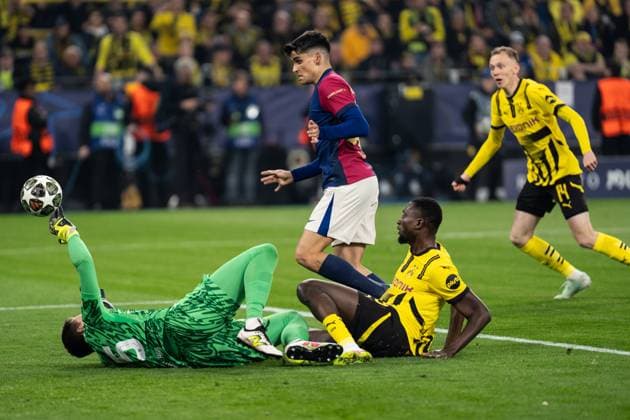 GER, UEFA Champions League, Borussia Dortmund vs FC Barcelona 15 04 2025, Signal Iduna Park, Dortmund, GER, UEFA Champions League, Borussia Dortmund vs FC Barcelona in picture duel between Serhou Guirassy BV Borussia Dortmund, 9 and Wojciech SzczÄ™sny FC Barcelona, 25 scoring chance nordphotoxGmbHxx xChristianxSchulze nph000300