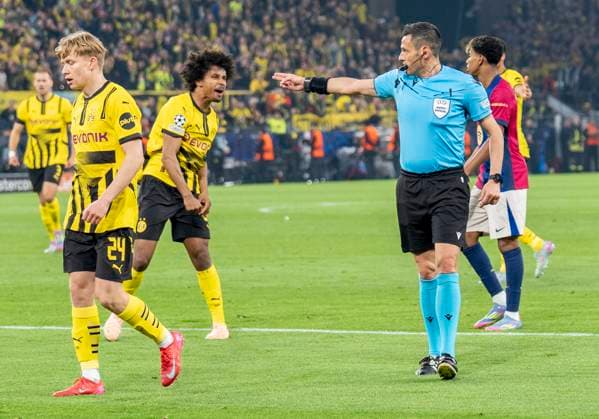 Maurizio Mariani Referee, Italia decides on penalty kick Karim Adeyemi Borussia Dortmund, 27 left screams out his joy Borussia Dortmund vs FC Barcelona, Football, UEFA Champions League quarter-final second leg, 2024 2025 season, 15 04 2025 DFL regulations prohibit any use of photographs as image sequences and or quasi video Copyright: HMBxMedia xMarcoxBader