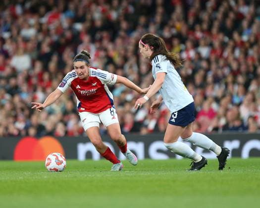 North London, England, April 15 2025: Mariona Caldentey (8 Arsenal) on the ball is closed down by Sam Tierney (3 Leicester City) during the Barclays Womens Super League game between Arsenal and Leicester City at Emirates Stadium in North London, England. (Jay Patel SPP) Copyright: xJayxPatel SPPx spp-en-JaPa-ARSvLEI_20250415_0017