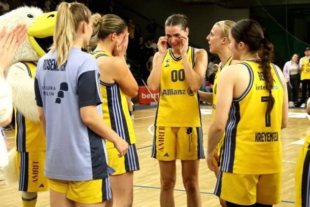 DEU, easyCredit DBBL, ALBA vs SAARLOUIS ROYALS, 15 04 2025, Soemmeringhalle, Berlin, DEU, easyCredit DBBL, ALBA vs SAARLOUIS ROYALS, in the picture ALBA players circle, Maggie Mulligan ALBA Berlin 0 Foto Juergen Engler nordphoto GmbH nordphotoxGmbHx xEngler nph00076