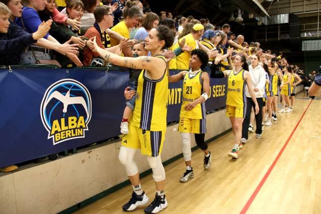 DEU, easyCredit DBBL, ALBA vs SAARLOUIS ROYALS, 15 04 2025, Soemmeringhalle, Berlin, DEU, easyCredit DBBL, ALBA vs SAARLOUIS ROYALS, in the picture ALBA players circle, with the spectators, visitors, fans Photo Juergen Engler nordphoto GmbH nordphotoxGmbHx xEngler nph00076