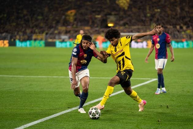 GER, UEFA Champions League, Borussia Dortmund vs FC Barcelona 15 04 2025, Signal Iduna Park, Dortmund, GER, UEFA Champions League, Borussia Dortmund vs FC Barcelona in picture duel between Karim Adeyemi BV Borussia Dortmund, 27 and Jules KoundÃ Kounde FC Barcelona, 23 nordphotoxGmbHxx xChristianxSchulze nph000300