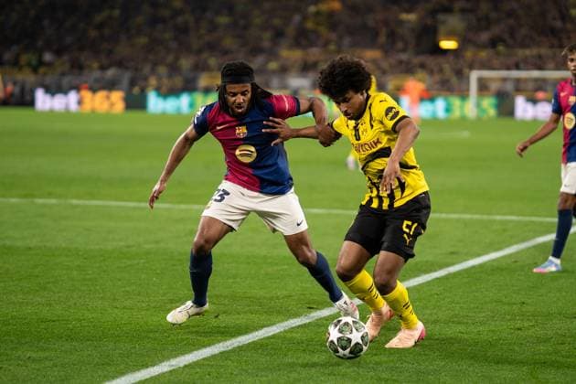 GER, UEFA Champions League, Borussia Dortmund vs FC Barcelona 15 04 2025, Signal Iduna Park, Dortmund, GER, UEFA Champions League, Borussia Dortmund vs FC Barcelona in picture duel between Karim Adeyemi BV Borussia Dortmund, 27 and Jules KoundÃ Kounde FC Barcelona, 23 nordphotoxGmbHxx xChristianxSchulze nph000300