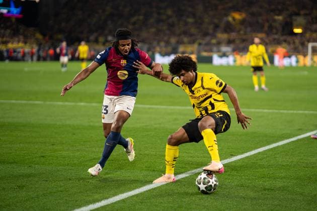 GER, UEFA Champions League, Borussia Dortmund vs FC Barcelona 15 04 2025, Signal Iduna Park, Dortmund, GER, UEFA Champions League, Borussia Dortmund vs FC Barcelona in picture duel between Karim Adeyemi BV Borussia Dortmund, 27 and Jules KoundÃ Kounde FC Barcelona, 23 nordphotoxGmbHxx xChristianxSchulze nph000300