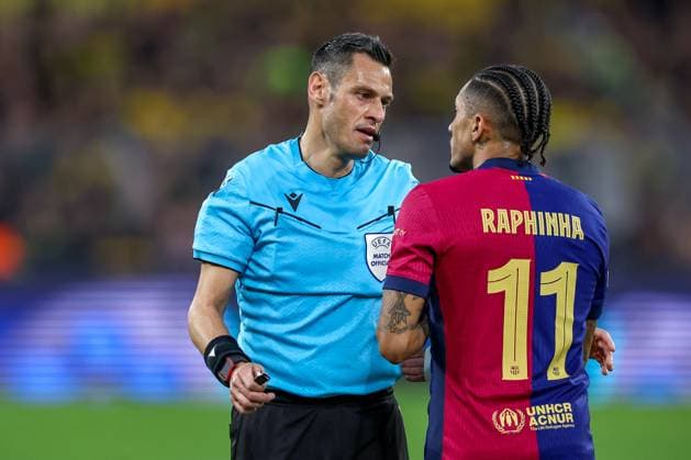 15 04 2025, Football, UEFA Champions League, Borussia Dortmund FC Barcelona, BVB Stadion, Quarter-final, Season 2024 2025 Referee Maurizio Mariani Raphinha Raphael Dias Belloli FC Barcelona 11 Regulations prohibit any use of photographs as image sequences and or quasi video Nordrhein Westfalen Germany