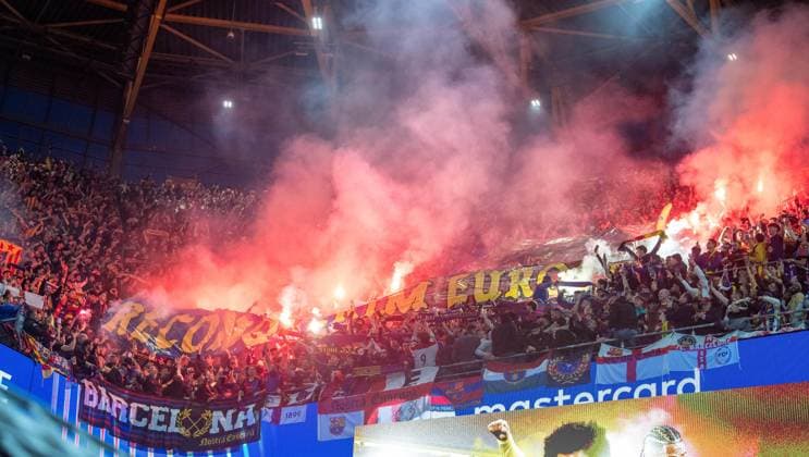 Soccer, Men, 2024 2025 season, Champions League quarter-final, second leg, Borussia Dortmund FC Barcelona, guest block, Barcelona fans set off fireworks, 15 04 2025, Copyright: xSebastianxRäppold MatthiasxKochx