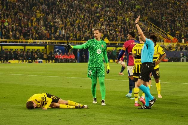 15 04 2025, xfanx, Football UEFA Champions League, Borussia Dortmund FC Barcelona v l Pascal Groß Gross Borussia Dortmund is fouled in the penalty area by goalkeeper Wojciech Szczesny FC Barcelona DFL DFB REGULATIONS PROHIBIT ANY USE OF PHOTOGRAPHS as IMAGE SEQUENCES and or QUASI VIDEO Dortmund mfan