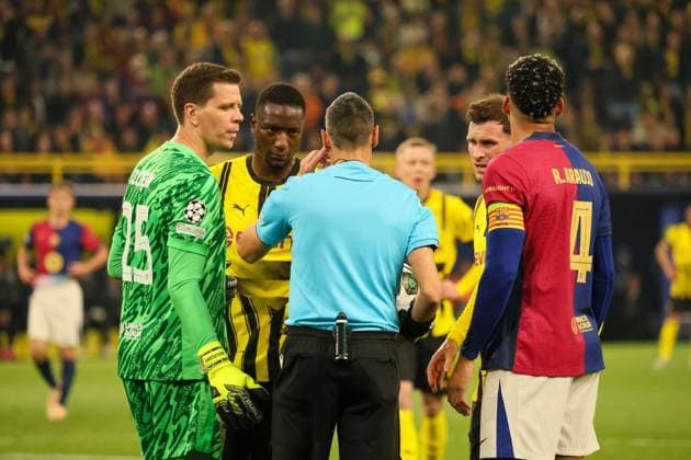 15 04 2025, xfanx, Football UEFA Champions League, Borussia Dortmund FC Barcelona v l the runner-up Maurizio Mariani Italy reviews the possible penalty kick to Pascal Groß Gross Borussia Dortmund DFL DFB REGULATIONS PROHIBIT ANY USE OF PHOTOGRAPHS as IMAGE SEQUENCES and or QUASI VIDEO Dortmund mfan