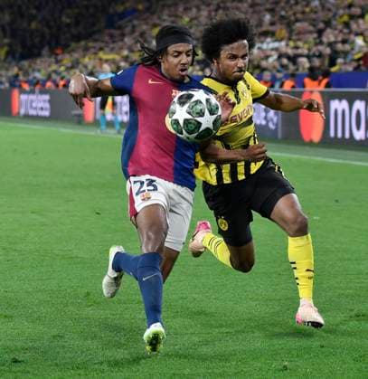 v li in duel Jules Kounde Barcelona 23 Karim Adeyemi Dortmund 27 15 04 2025 Soccer, Champions League, Borussia Dortmund vs FC Barcelona, Signal Iduna Park, Dortmund, Copyright: xpepphotox xHorstxMauelshagenx pep00321, pep_20250415_hm_4465