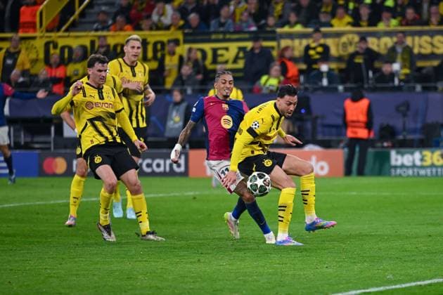 15 04 2025, Football, Champions League, Quarter-finals, Season 2024 2025, Borussia Dortmund FC Barcelona, Pascal Groß Borussia Dortmund , Raphinha FC Barcelona , Ramy Bensebaini Borussia Dortmund xRHR PHOTO TKx Copyright: RHR-FOTOx RHR-FOTO TK